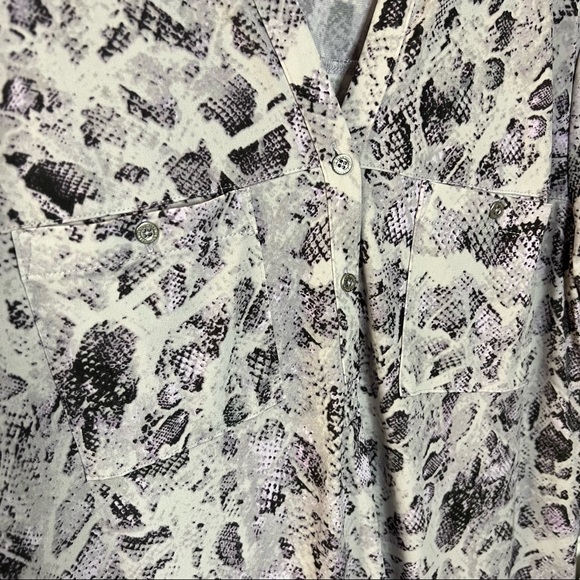 Ellen Tracy Button Tab Printed Blouse Soft Desert Mauve Size Medium NWT - Picture 3 of 13